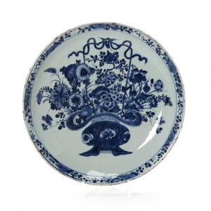 Kangxi fad af porcelæn, dekoreret i underglasur blå med blomsteropstilling i kurv, bagside med artemis blad i dobbelt cirkel. 1662-1722. Diam. 38,5 cm. HOS VARI
