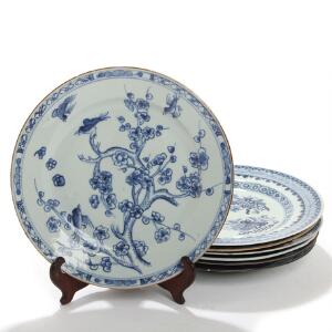 Syv kinesiske tallerkener af porcelæn, dekorerede i blå og hvid med blomstermotiver og kostbare ting. 18.-19. årh. Diam. 22,5-23,5. 7