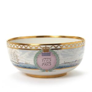 Jubilæumsbowle af porcelæn, dekoreret i farver og guld med Københavns Havn 1775-1975. Royal Copenhagen 19382500. Certifikat medfølger. Diam. 33 cm.