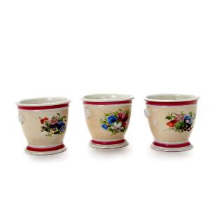 Bing  Grøndahl. Tre urtepotteskjulere af porcelæn, dekorerede i farver med blomster, sider med kvindeansigter i relief. 19. årh. H. ca. 16 cm. 3