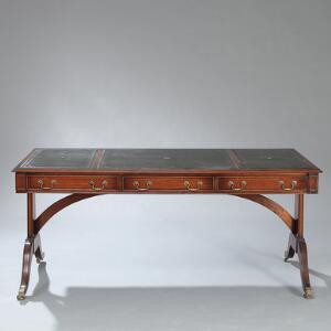Bevon Funnell Engelsk fritstående skrivebord af mahogni, front med tre skuffer. Regency stil, 20. årh. H. 75. L. 169. B. 80.