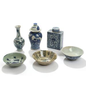 En samling orientalsk porcelæn, dekoreret i blå, bestående af tedåse, bojan, vase og tre skåle. 20. årh. H. 16,5-21,5. Skåle Diam. 15,5-17. 6