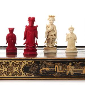 Kinesisk eksport skakspil bestående af bræt af forgyldt lakeret træ samt røde og hvide brikker af udskåret ben til dam og skak ej fuldtallige. Ca. 1900.