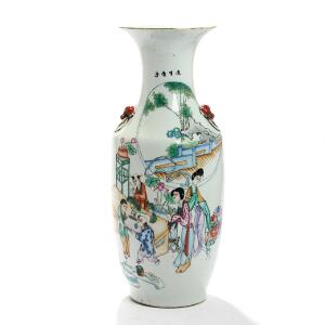 Kinesisk vase af porcelæn dekoreret i farver med figursceneri og skrifttegn. 20. årh. H. 58 cm.