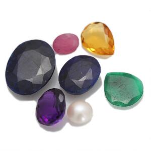 Samling uindfattede smykkesten bestående af facetslebne safire, citrin, ametyst og rubin, og cabochonslebet smaragd samt perle på i alt ca. 164.46 ct. 7
