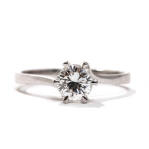 Solitaire diamantring af 18 kt. hvidguld, prydet med brillantsleben diamant på ca. 0,80 ct. Vægt 3 gr. Str. 54,5. Æske medfølger.