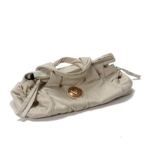 Gucci Håndtaske af hvidt skind med dobbelthank og lynlås inderlomme. L. ca. 42 cm. B. ca. 16 cm. H. ca. 18 cm.