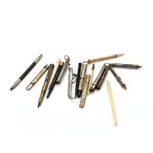 En samling blyantholdere, stiftblyanter, finsk miniaturekniv m.m. af gulddublé, sølv, metal og ben. 19.-20. årh. 17