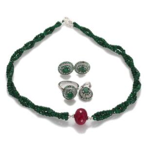 Smaragdsmykkesæt af sterling sølv og metal bestående af dobbeltradet halskæde, ring, vedhæng og ørestikker prydet med facetslebne smaragder. 5