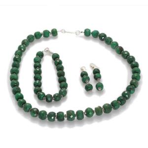 Smaragdsmykkesæt af sterling sølv og metal, bestående af halskæde, armbånd og ørestikker prydet med perler af facetslebne smaragder. 4