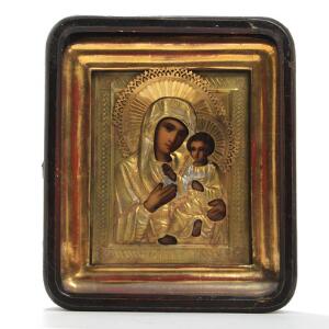 Russisk ikon forestillende jomfru Maria og Jesusbarnet med oklad af punslet messingblik. Kiot af poleret træ med forgyldt ramme. 19. årh.