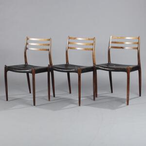Niels O. Møller Et sæt på tre stole af palisander, sæder med sort skind. Udført hos J.L. Møller, Højbjerg. 3