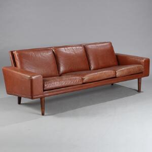Illum Wikkelsø, tilskrevet Tre-personers sofa betrukket med rødbrunt skind, ben af palisander. L. 196.
