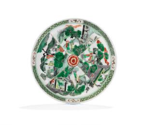 To famille verte tallerken af porcelæn. Kina, Kangxi 1662-1722 eller senere. Diam. 25 cm. 2
