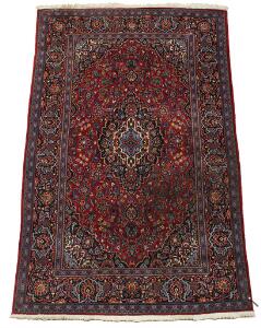 Keshan medaljontæppe, prydet med blomster og bladværk på rød bund. Persien. 20. årh.s slutning. 220 x 138.