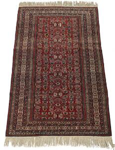 Erivan tæppe, prydet med klassisk Kaukasisk Perepedil gentagelsesmønster på rød bund. Armenien. 20. årh.s slutning. 267 x 166.