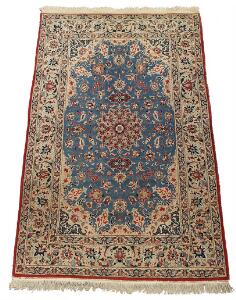 Isfahan medaljontæppe, prydet med blomster og bladværk på blå bund. Persien. 20. årh. 237 x 150.