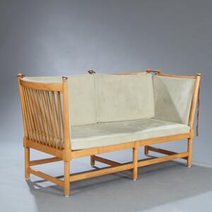 Børge Mogensen Tremmesofa. To-pers. sofa med stel af bøg. Løse hynder i sæde og ryg betrukket med grålig alkantara. Model 1789.