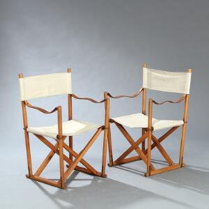 Mogens Koch Instruktørstolen. Et par foldestole med stel af bøg. Sæde samt ryg udspændt med lyst kanvas, armlæn af kernelæder. 2