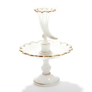 Opsats af hvid glas dekoreret med guld, top med vase i form af overflødighedshorn. Ca. 1900. H. 46.