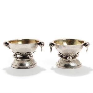 Et par danske empire saltkar af sølv, indvendig forgyldt. Ubekendt mester, stemplet CAC. Ca. 1820. Vægt ca. 120 gr. H. 5. 2