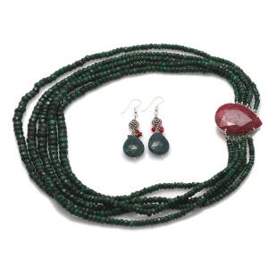 Smaragdsmykkesæt af sterlingsølv og metal bestående af femradet halskæde og ørestikker prydet med facetslebne smaragder og rubin. L. ca. 43 cm. 3
