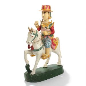 Rytter. Orientalsk figur af udskåret og bemalet træ. 19.-20. årh. H. 66. L. 48.