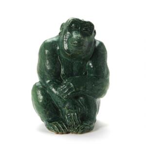 Knud Kyhn Figurgruppe af stentøj modelleret i form af siddende gorilla. Dekoreret med grøn glasur. Sign. 20229. Kgl. P. H. 27.