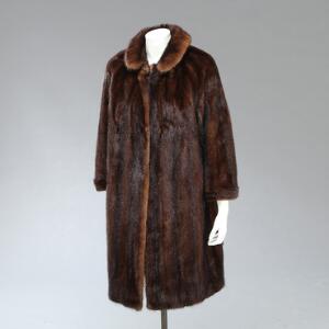 Pelsfrakke af brun minkpels. Str. 38. L. ca. 99 cm.