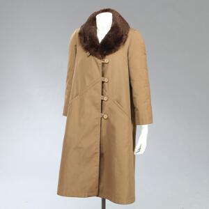 Birger Christensen Trenchcoat med brunt lammeuldsfoer. Str. 36-38. L. ca. 111 cm.