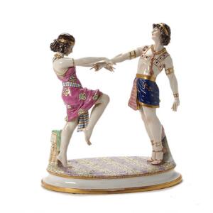 Jugend figur af porcelæn dekoreret i farver i form af dansere i lette gevandter. Uidentificeret mærke. Ca. 1900. H. 35 cm.