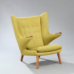 Hans J. Wegner Bamsestol. Lænestol med negle af teak, ben af eg. Sider, sæde samt dybthæftet ryg betrukket med grøn uld. Model AP 19.