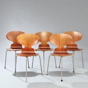 Arne Jacobsen Myren. Et sæt på fem sidestole opsat på trebenet stel af stål. Skalformet sæde og ryg af formbøjet, lamineret teak. Model 3100. 5