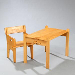 Hans J. Wegner Peters stol og Peters Bord. Barnestol samt tilhørende bord af bøg. Model P1 og P3. Formgivet 1944. Udført hos FDB. 2