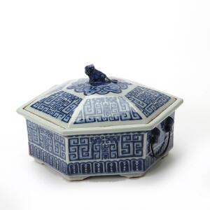 Sekskantet kinesisk lågvase af porcelæn, dekoreret i blå med stiliseret design, lågknop i form af Fo hund. 20. årh. L. 25,5 cm. H. 16,5 cm.