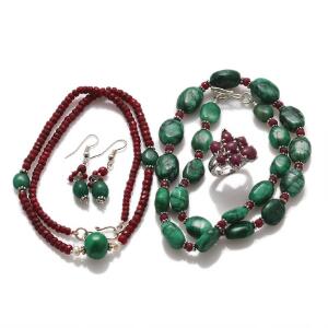 Rubin- og smaragdsmykkesæt bestående af to halskæder, ring og et par ørestikker, prydet med facetslebne rubiner og cabochonslebne smaragder. 5