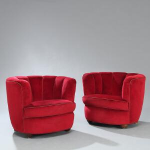 Dansk snedkermester Et par lænestole opsat på runde ben af bøg. Sider, sæde og ryg betrukket med rød plys, snoede keder af rødt stof. 2