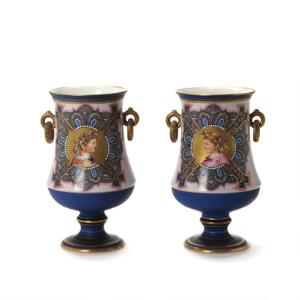 Et par franske vaser af porcelæn, dekorerede i farver og guld med kvinde i profil på blonde baggrund. 20. årh. H. 22 cm. 2