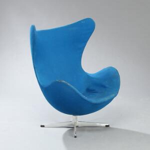 Arne Jacobsen Ægget. Hvilestol med profileret, formstøbt stamme og firpasfod af aluminium. Betrukket med original blå uld. Tidlig udgave.