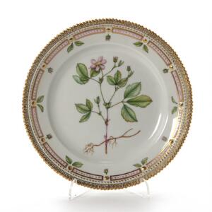 Flora Danica tallerken af porcelæn dekoreret i farver og guld. 3550 Royal Copenhagen. Diam. 22 cm.