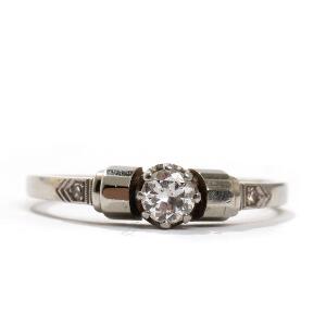 Solitaire diamantring af 14 kt. hvidguld, prydet med brillantsleben diamant på ca. 0,21 ct. Str. 54. Ca. 1950.