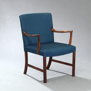 Ole Wanscher Armstol af palisander. Sæde og ryg betrukket med blåtgrønt ternet stof. Udført hos snedkermester A. J. Iversen.
