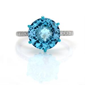 Topas- og diamantring af 14 kt. hvidguld prydet med facetslebet topas flankeret af brillantslebne diamanter. Str. 54,5.