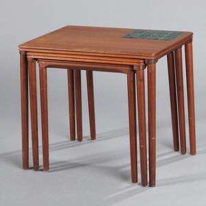 Dansk møbeldesign Tre indskudsborde af teaktræ, største bord ilagt stentøjskakler dekoreret med turkis glasur. H. 49. L. 56. B. 40. 3