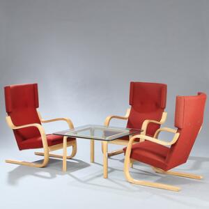 Alvar Aalto Et sæt på tre højryggede lænestole samt sofabord med stel af formbøjet, lamineret birk. Lænestole betrukket med rød uld. 4