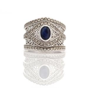 Safir- og diamantring af 14 kt. hvidguld prydet med facetslebet safir og talrige brillantslebne diamanter. Str. 55.
