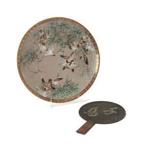 Japansk fad af porcelæn samt japansk spejl af bronze støbt med bambus og skrifttegn. 20. årh. Diam. 40 cm. 2