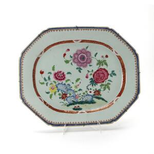 Kinesisk Qianlong fad af porcelæn, dekoreret i emaljefarver og guld med spydspidsbort og blomster. 1736-1795. L. 46 cm.