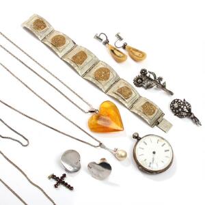 En samling smykker af sølv og sterlingsølv, bestående af to armbånd, to halskæder, to brocher m.m. 13