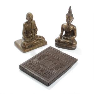 Thailandsk Buddha af patineret bronze, figur af bronzepatineret kobber i form af buddhist samt plade af the. 19. og 20. årh. H. 22 og 18. 3